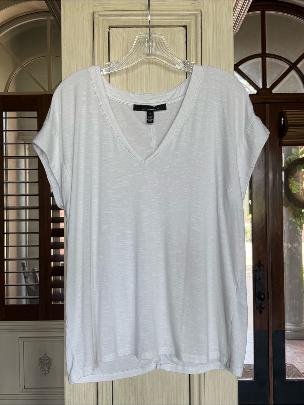White House Black Market women’s White V-Neck Short Sleeve Tee size M